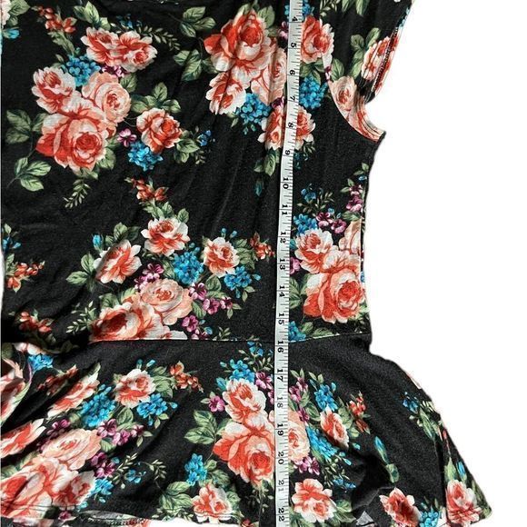 Women’s size large Luna Tiks short sleeve top - black with flowers - Picture 6 of 6
